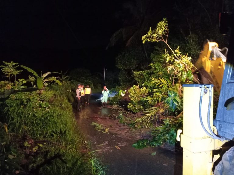 Jembatan Putus dan Longsor Terjang Gunungwungkal, Akses Antarwilayah Terhenti