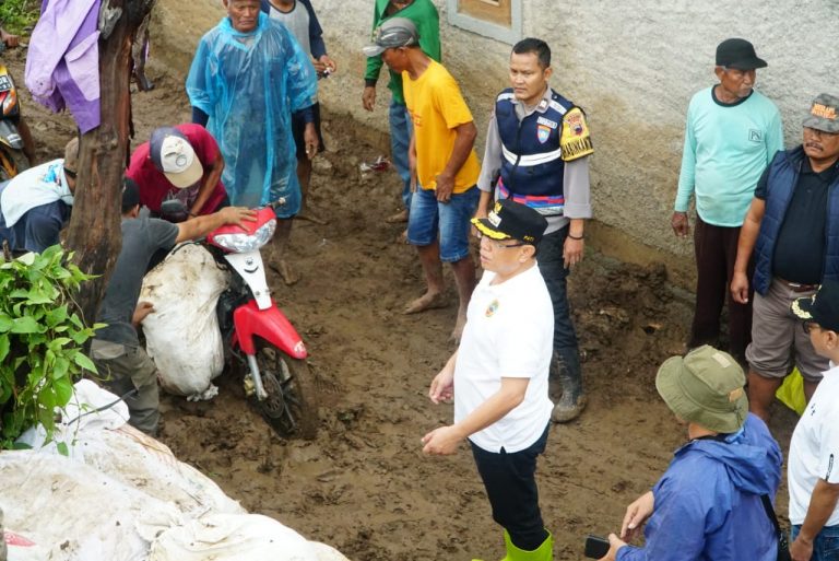 Tinjau Banjir di Pati, Sudewo Siapkan Perbaikan Sungai dan Dapur Umum
