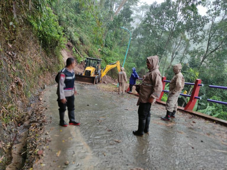 Longsor Sempat Tutup Jalan, Akses ke Pulingan Kini Dibuka Lagi