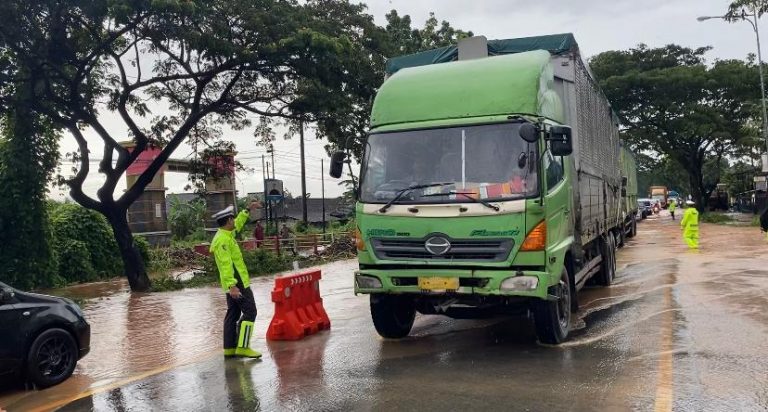 Polisi Terapkan Rekayasa Lalu Lintas Darurat Imbas Banjir di Jalur Pantura Pati