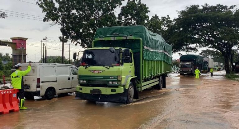 Banjir Rendam Jalur Pantura Pati–Rembang, Antrean Kendaraan Mengular 3 Kilometer