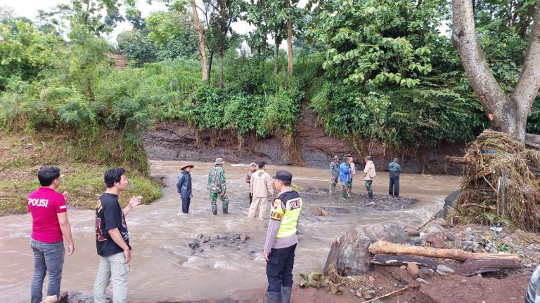 Sisir Tiga Sungai, Tim Gabungan Cari Warga Hanyut di Gunungwungkal