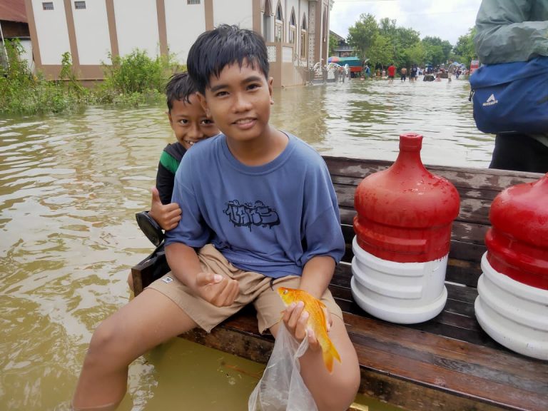 Bocah Desa Kasiyan Dapat Ikan Tombro Saat Main Banjir