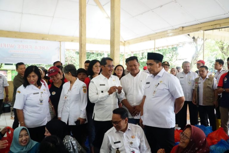 Plt Bupati Pati Dampingi Taj Yasin Tinjau Banjir Juwana