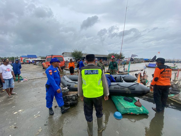 Perahu Diterjang Ombak, Dua Nelayan Pati Hanyut di Laut Jawa