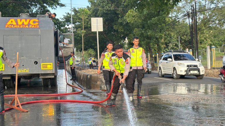 Viral di Medsos, Tumpahan Tanah di Pantura Pati Akhirnya Dibersihkan