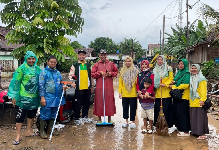 Bimas Islam dan Penyuluh Kemenag Pati Salurkan Bantuan Banjir Bulumanis Kidul