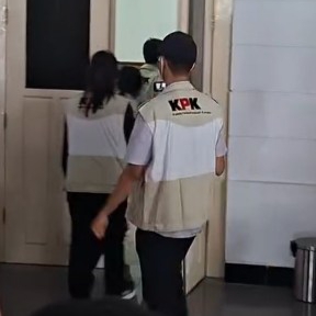 KPK Geledah Pendopo Pati, Dua Koper Besar Diamankan