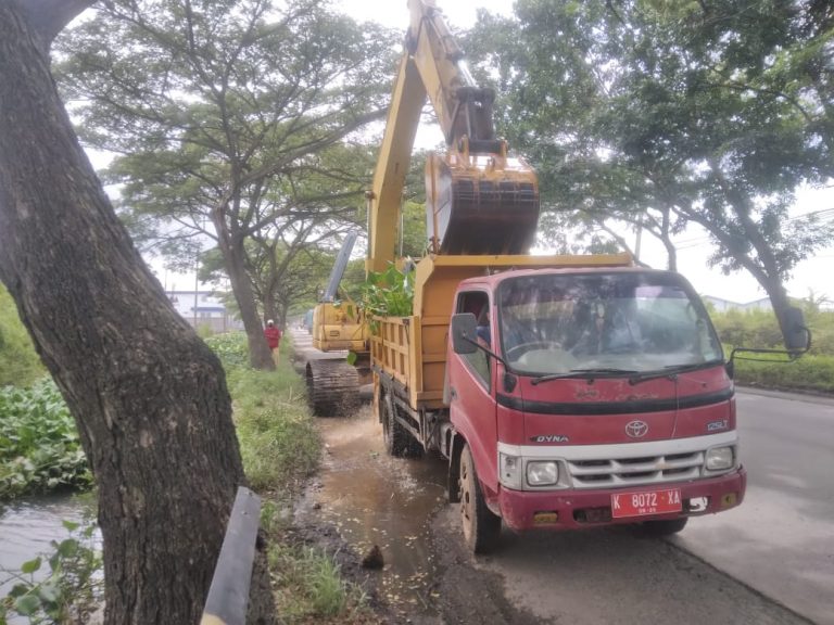 Sampah dan Sedimentasi Picu Sungai Simo Meluap, Jalan Pantura Terdampak