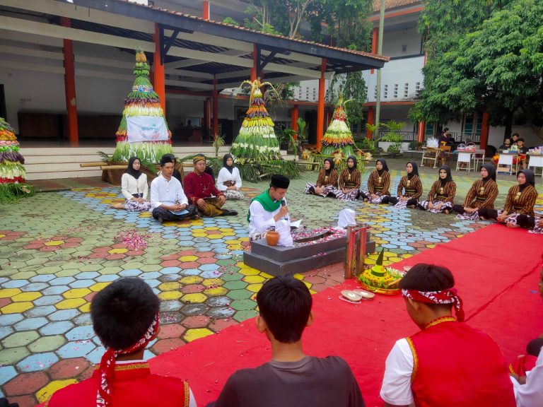 Ujian Praktik Unik, Siswa SMAN 1 Pati Peragakan Tradisi Sedekah Bumi
