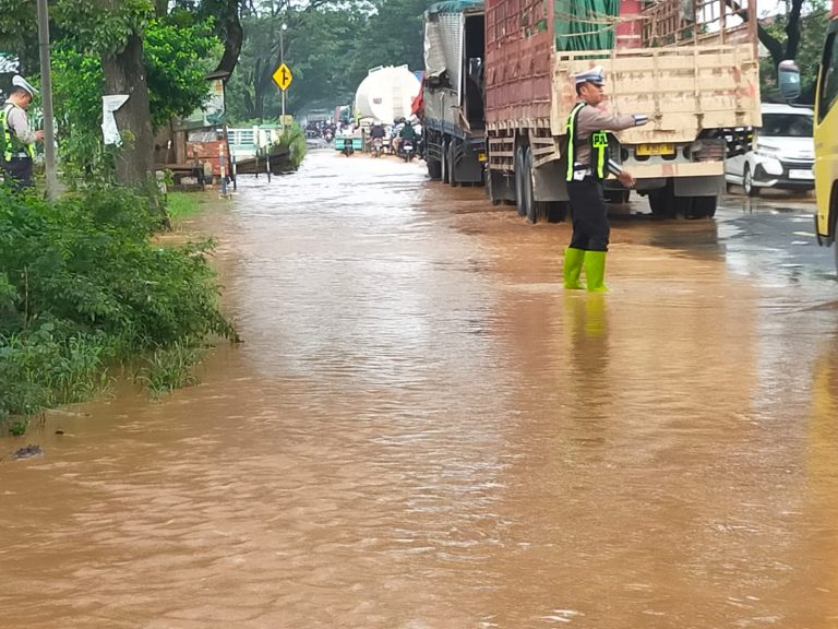 Banjir Genangi Pantura Pati–Juwana, Arus Lalu Lintas Sempat Tersendat