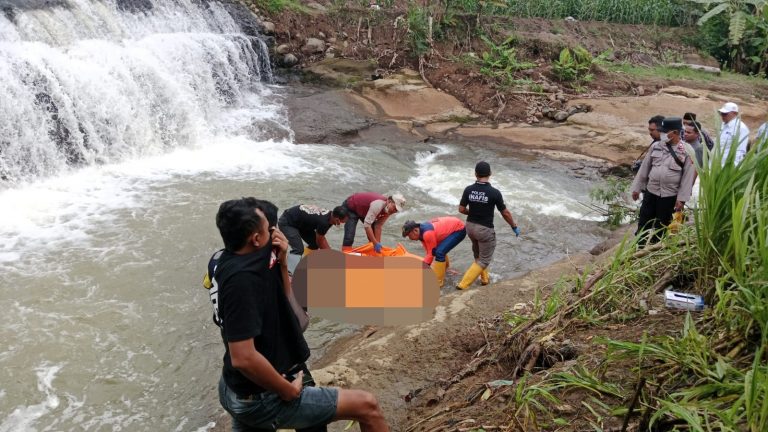 Mayat Pria Tanpa Identitas Ditemukan Mengapung di Sungai Tambak Ngasem Gembong