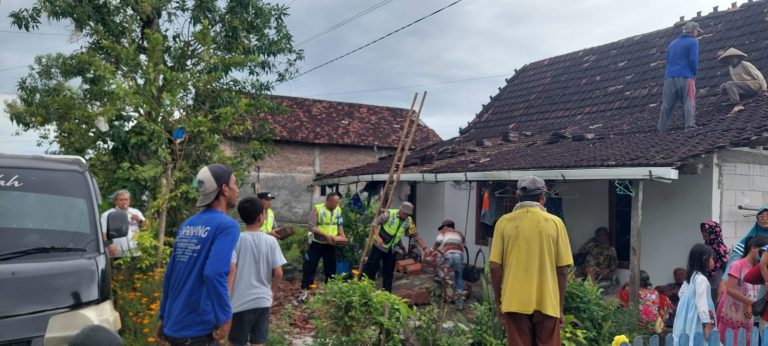 Puting Beliung Rusak 21 Rumah di Kebowan Winong