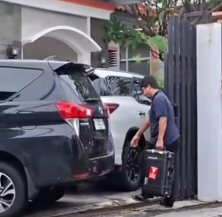 Rumah Kediaman Eks Pj Sekda Riyoso Digeledah KPK, Petugas Bawa Koper dari Dalam Rumah