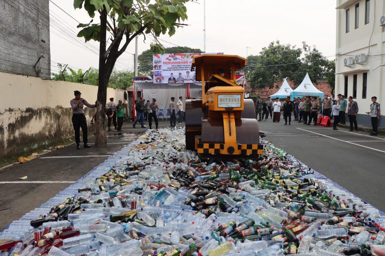 Operasi Pekat Candi di Pati Bongkar Peredaran Miras Ilegal, 5.475 Botol Disita!
