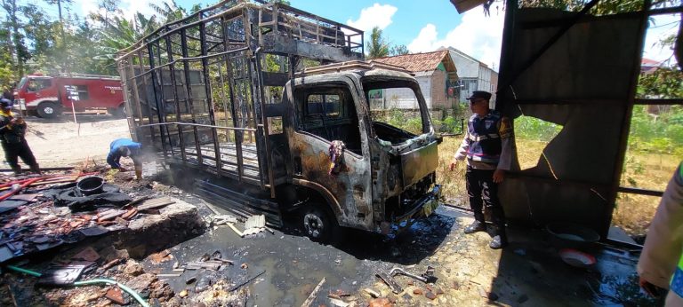 Truk Bermuatan Keranjang Ayam Terbakar di Pakis Tambakromo
