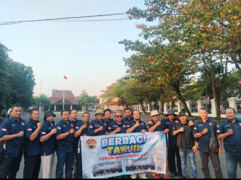 Forum Wartawan Pati Bagikan Takjil di Alun-Alun Pati, Wujud Kekompakan dan Kepedulian