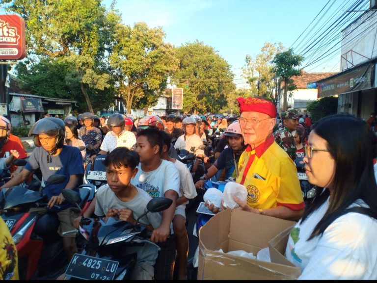 Klenteng Hok Tik Bio Pati Bersama Ibuku Bakery Bagikan 2.000 Takjil Wujud Toleransi Antar Umat Beragama