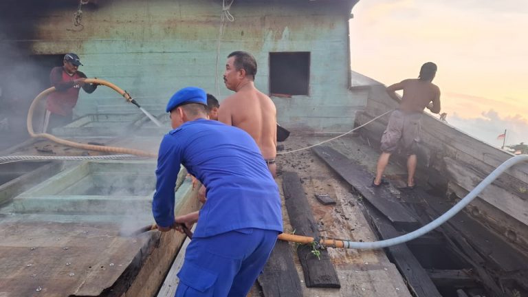 Asap Mengepul Tinggi Kapal Kasko Terbakar di Dermaga Juwana