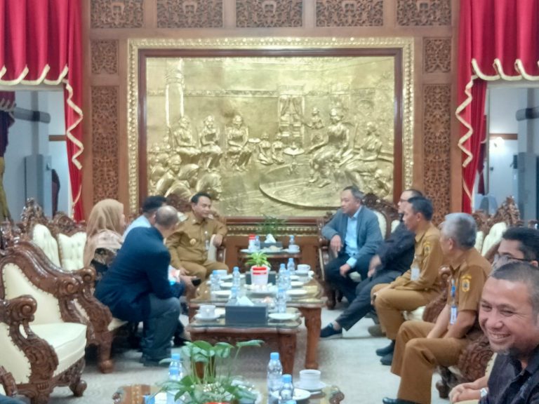 Pati Terima Bantuan Lampu Solar Panel dari Malaysia