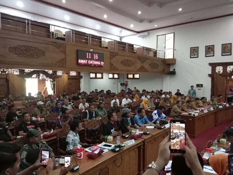 AMPB Audiensi ke DPRD Ramai Tolak Pajak UMKM