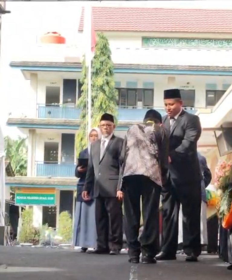 Penyerahan Cinderamata dan Ijazah Warnai Purnawiyata ke-37 MA Ihyaul Ulum