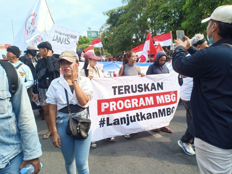 Audiensi Dukung Program MBG, Massa Sampaikan Aspirasi di Depan Pendopo Kabupaten Pati