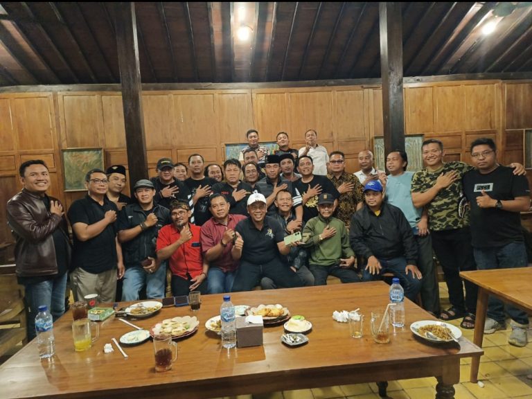 Kapolresta Pati Perkuat Sinergi dengan Awak Media dalam Silaturahmi di RM Kopi Klotok