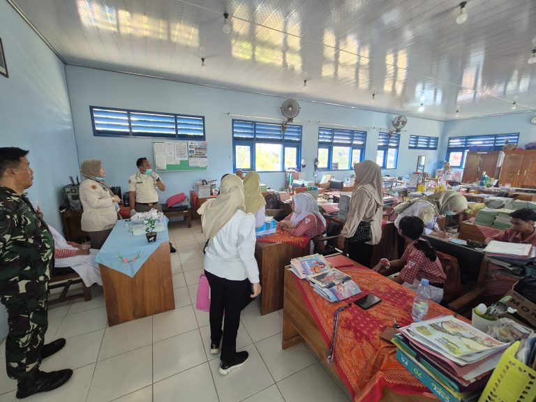 Ratusan Siswa di Dua Sekolah Gembong Keluhkan Sakit Diduga Usai Makan MBG