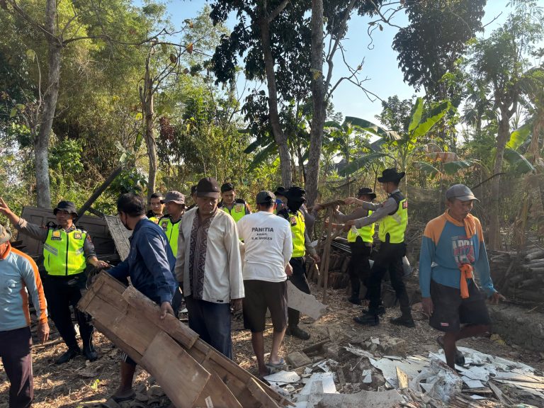 Puting Beliung Terjang Bodeh, Warga dan Aparat Bersihkan Rumah Rusak