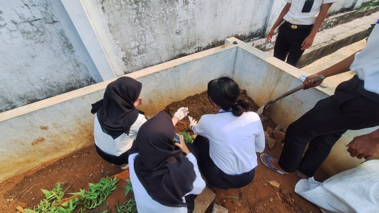 Lapas Pati Ubah Kotoran Ayam dan Bebek Jadi Pupuk Kompos