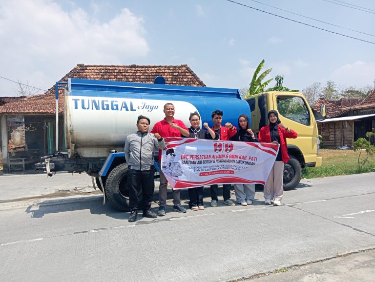 Terdampak Kekeringan, PA dan GMNI Pati Salurkan Belasan Ribu Liter Air ke Jaken
