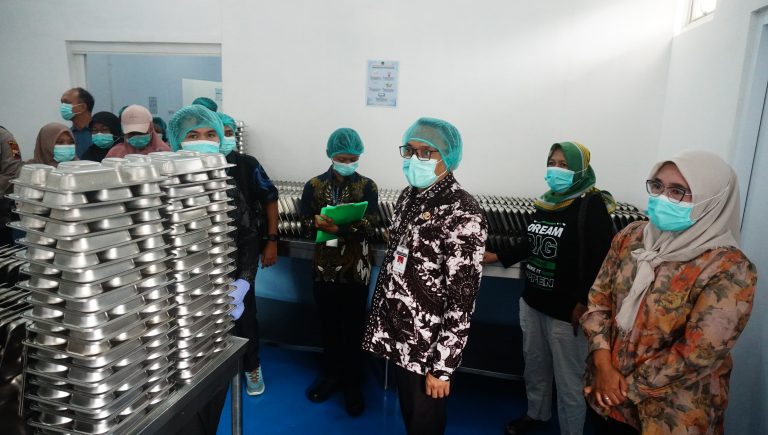 Tinjau Tiga SPPG di Pati, Plt Bupati Chandra Apresiasi Kebersihan SPPG Ngarus