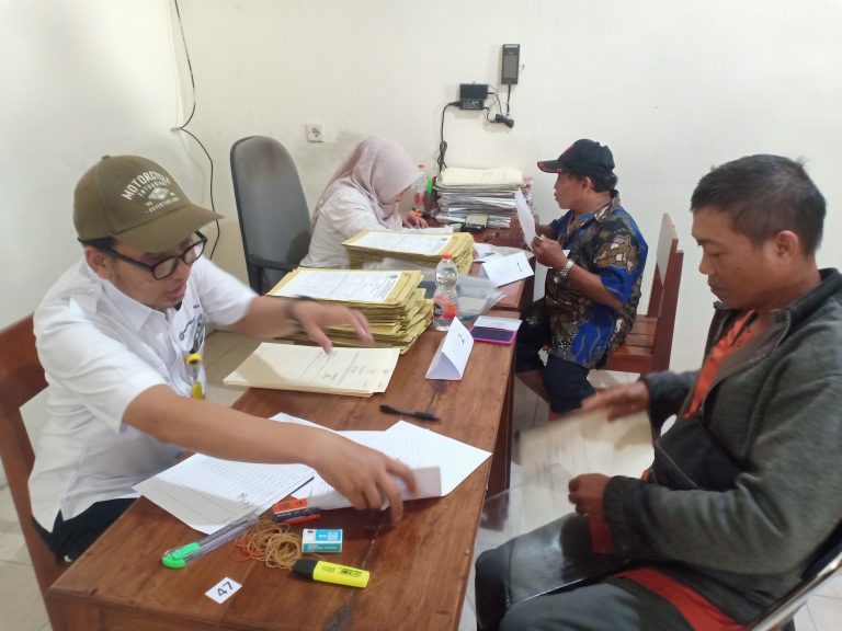 Warga Desa Sambirejo Terima Sertifikat Elektronik PTSL Dari BPN Pati